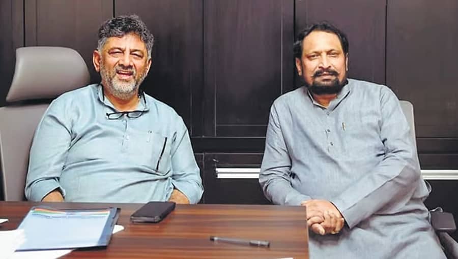 ಪ್ರಭಾವಿ ನಾಯಕರ ಲೆಕ್ಕಾಚಾರ ತಲೆಕೆಳಗು; ಲಕ್ಷ್ಮಣ್ ಸವದಿಗೆ ಒಲಿದ ಸಚಿವ ಸ್ಥಾನ; ಡಿಕೆಶಿ ಆಪ್ತೆ ಲಕ್ಷ್ಮಿ ಹೆಬ್ಬಾಳ್ಕರ್ಗೆ ಆಘಾತ!