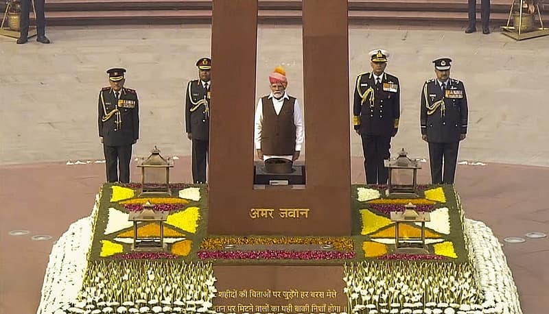 ಪ್ರಧಾನಿ ನರೇಂದ್ರ ಮೋದಿ ಅವರು  ದೆಹಲಿಯಲ್ಲಿರುವ ರಾಷ್ಟ್ರೀಯ ಯುದ್ಧ ಸ್ಮಾರಕಕ್ಕೆ ತೆರಳಿ ಹುತಾತ್ಮ ವೀರ ಯೋಧರಿಗೆ ನಮನ ಸಲ್ಲಿಸಿದರು.