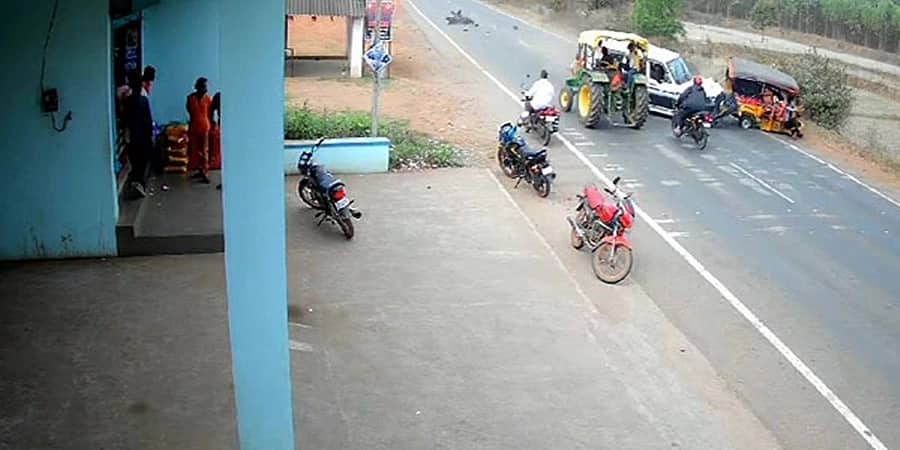 ಒಡಿಶಾ: 2 ಬೈಕ್‌, ಆಟೋಗೆ ಡಿಕ್ಕಿ ಹೊಡೆದ ಕಾರು, ಮೂವರು ಸಾವು- ಭಯಾನಕ ಅಪಘಾತದ ವಿಡಿಯೋ