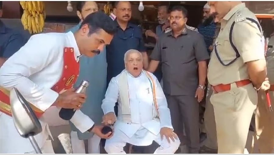SFI ನಿಂದ ಕಪ್ಪು ಬಾವುಟ ಪ್ರದರ್ಶನ: ಪೊಲೀಸರ ವಿರುದ್ಧ ಆಕ್ರೋಶಗೊಂಡು ರಸ್ತೆಯಲ್ಲೇ ಕುಳಿತ ಕೇರಳ ರಾಜ್ಯಪಾಲ ಆರಿಫ್ ಖಾನ್!