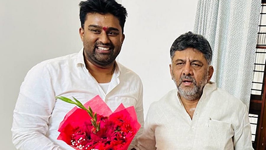 ಕುತೂಹಲ ಕೆರಳಿಸಿದ ಡಿಕೆ.ಶಿವಕುಮಾರ್-ಸೂರಜ್ ರೇವಣ್ಣ ಭೇಟಿ