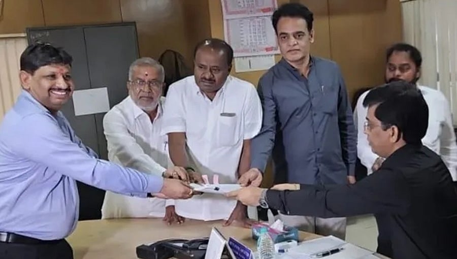 ಬೆಂಗಳೂರು ಶಿಕ್ಷಕರ ಕ್ಷೇತ್ರದ ಉಪ ಚುನಾವಣೆ: ಜೆಡಿಎಸ್ ಗೆ ಒಲಿದ ಕ್ಷೇತ್ರ; ಎನ್ ಡಿಎ ಅಭ್ಯರ್ಥಿ ರಂಗನಾಥ್ ನಾಮಪತ್ರ ಸಲ್ಲಿಕೆ