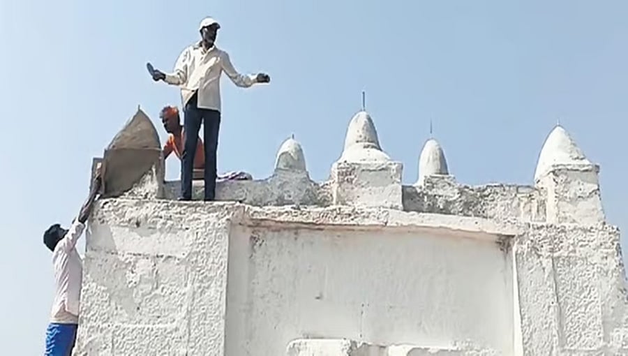 ಧಾರವಾಡ: ಕೋಮು ಉದ್ವಿಗ್ನತೆ ನಂತರ ಭಯದಿಂದ ತಡಕೋಡು ಗ್ರಾಮ ತೊರೆದ ಹಲವು ಕುಟುಂಬಗಳು!