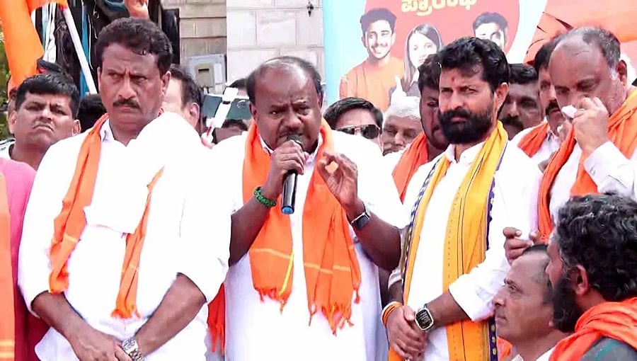 ಜೆಡಿಎಸ್-ಬಿಜೆಪಿ ಕಾರ್ಯಕರ್ತರನ್ನು ಒಗ್ಗೂಡಿಸಿದ ಹನುಮ ಧ್ವಜ: ಹಸಿರು ಟವೆಲ್ ಕಳಚಿ 'ಕೇಸರಿ' ಶಾಲು ಧರಿಸಿದ ದಳಪತಿಗಳು!
