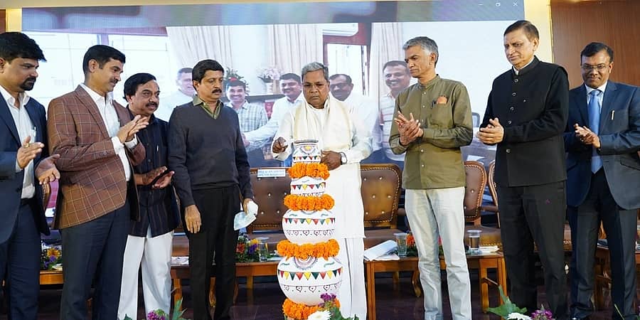ಅಧಿಕಾರಿಗಳು ಬಡವರ ಕಣ್ಣೀರು ಒರೆಸುವ ಕೆಲಸ ಮಾಡಬೇಕು: ಸಿಎಂ ಸಿದ್ದರಾಮಯ್ಯ 