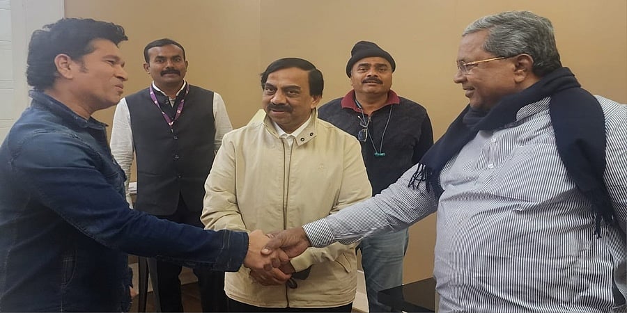 ದೆಹಲಿ ವಿಮಾನ ನಿಲ್ದಾಣದಲ್ಲಿ ಸಚಿನ್ ತೆಂಡೊಲ್ಕರ್ ಭೇಟಿಯಾದ ಸಿಎಂ ಸಿದ್ದರಾಮಯ್ಯ!