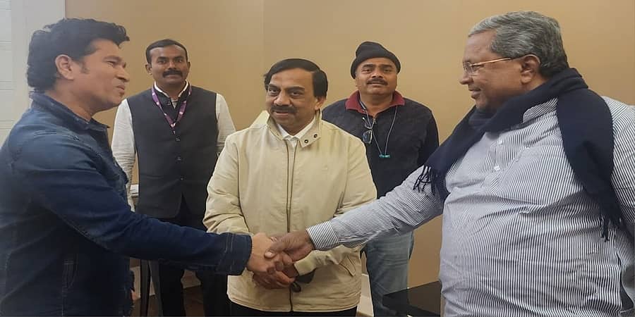 ದೆಹಲಿ ವಿಮಾನ ನಿಲ್ದಾಣದಲ್ಲಿ ಸಚಿನ್ ತೆಂಡೊಲ್ಕರ್ ಭೇಟಿಯಾದ ಸಿಎಂ ಸಿದ್ದರಾಮಯ್ಯ!