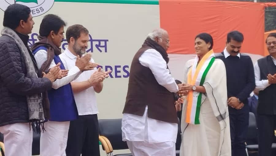 ರಾಹುಲ್, ಖರ್ಗೆ ಸಮ್ಮುಖದಲ್ಲಿ 'ಕೈ' ಹಿಡಿದ ವೈ ಎಸ್ ಶರ್ಮಿಳಾ: ಕಾಂಗ್ರೆಸ್ ಜೊತೆ YSR ತೆಲಂಗಾಣ ಪಕ್ಷ ವಿಲೀನ!