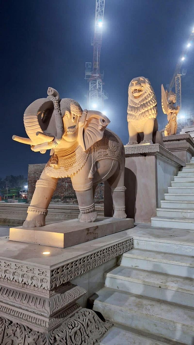 ರಾಮಮಂದಿರದ ಪ್ರವೇಶ ದ್ವಾರದಲ್ಲಿರುವ ಆನೆಯ ಮೂರ್ತಿ. ಇವುಗಳನ್ನು ರಾಜಸ್ಥಾನದ ಬಂಸಿ ಪಹಾರ್ಪುರ ಗ್ರಾಮದಿಂದ ಪಡೆದ ಗುಲಾಬಿ ಮರಳುಗಲ್ಲಿನಿಂದ ಕೆತ್ತಲಾಗಿದೆ