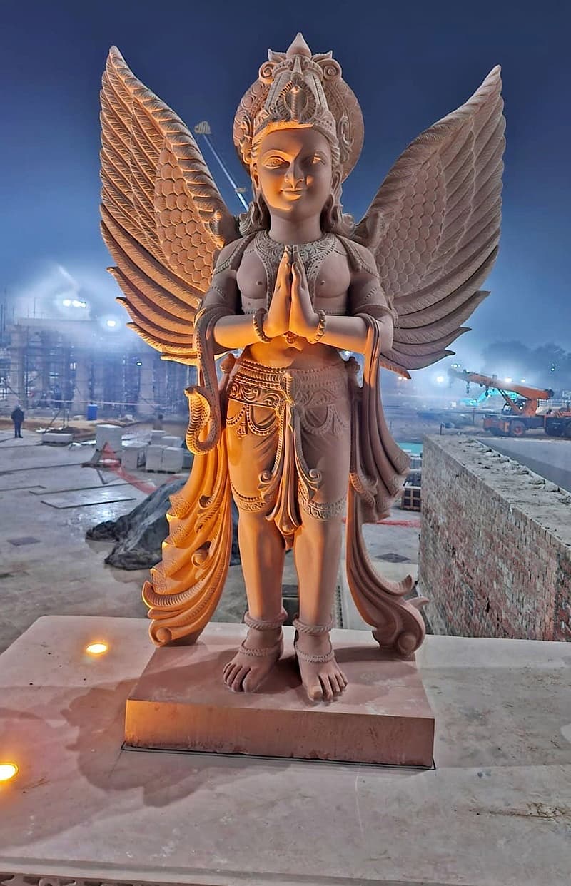 ರಾಮಮಂದಿರ ಪ್ರವೇಶದ್ವಾರದಲ್ಲಿ ನಿರ್ಮಾಣ ಮಾಡಲಾಗಿರುವ ಸುಂದರ, ಆಕರ್ಷವಾದ ಗರುಡ ವಿಗ್ರಹ