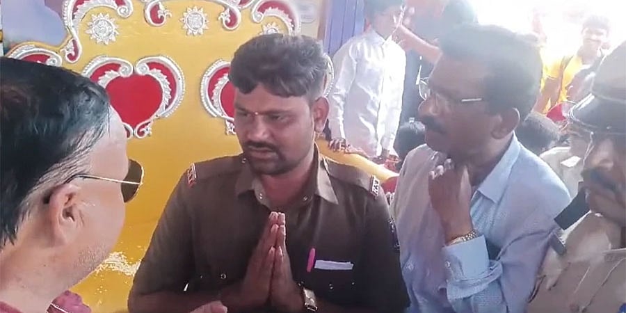 ಧಾರವಾಡ: ಚಲಿಸುತ್ತಿದ್ದ ಬಸ್ ನಲ್ಲಿ ವಿದ್ಯಾರ್ಥಿನಿಗೆ ಕಂಡಕ್ಟರ್ ನಿಂದ ಕಪಾಳ ಮೋಕ್ಷ, ಪೋಷಕರ ಪ್ರತಿಭಟನೆ