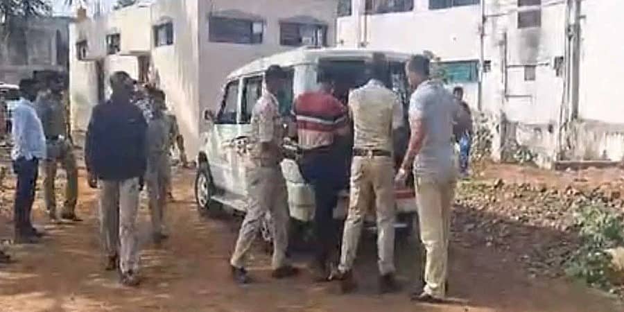 ಬೆಳಗಾವಿಯಲ್ಲಿ ನೈತಿಕ ಪೊಲೀಸ್ ಗಿರಿ: ಪೊಲೀಸರಿಂದ ಸ್ಥಳ ಮಹಜರು, ಬಿಮ್ಸ್ ಆಸ್ಪತ್ರೆಗೆ ವಿಹೆಚ್ ಪಿ ಕಾರ್ಯಕರ್ತರ ಭೇಟಿ