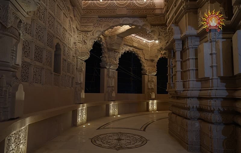ಸುಂದರ ಕೆತ್ತನೆಯ ರಾಮ ಮಂದಿರದ ಆವರಣ