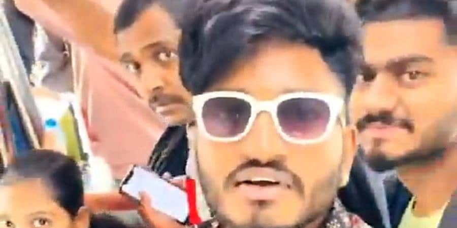 ನಮ್ಮ ಮೆಟ್ರೋ ರೈಲಿನಲ್ಲಿ ಅನುಚಿತ ವರ್ತನೆ: ಇನ್ಸ್ಟಾಗ್ರಾಮ್ ಸ್ಟಾರ್'ಗೆ ದಂಡ ವಿಧಿಸಿದ ಬಿಎಂಆರ್​ಸಿಎಲ್​!