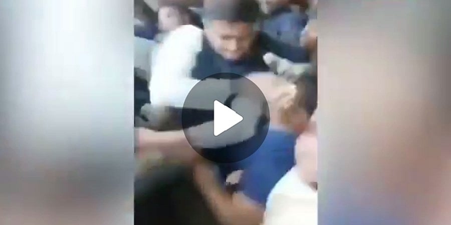 ಬಾಂಗ್ಲಾದೇಶ: ಸಂಸತ್ ಚುನಾವಣೆಯಲ್ಲಿ ಗೆದ್ದ ಕ್ರಿಕೆಟಿಗ ಶಾಕಿಬ್ ಅಲ್ ಹಸನ್ ನಿಂದ ಅಭಿಮಾನಿಗೆ ಕಪಾಳ ಮೋಕ್ಷ