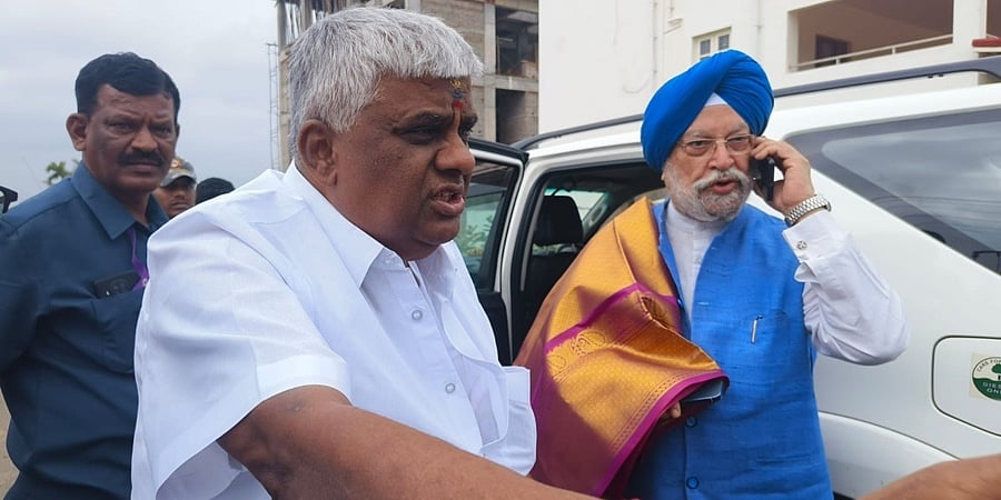 ರಸ್ತೆ ಮಧ್ಯೆ ರೇವಣ್ಣರಿಂದ ಸನ್ಮಾನ: ಬೆಂಗಾವಲು ವಾಹನದ ಪೊಲೀಸರ ವಿರುದ್ಧ ಕೇಂದ್ರ ಸಚಿವ ಹರ್ದೀಪ್ ಗರಂ!
