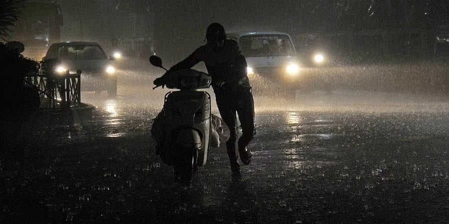 ಬೆಂಗಳೂರಲ್ಲಿ ತುಂತುರು ಮಳೆ: ಚಳಿಯ ಮಧ್ಯೆ ಮಳೆ ಸಿಂಚನ