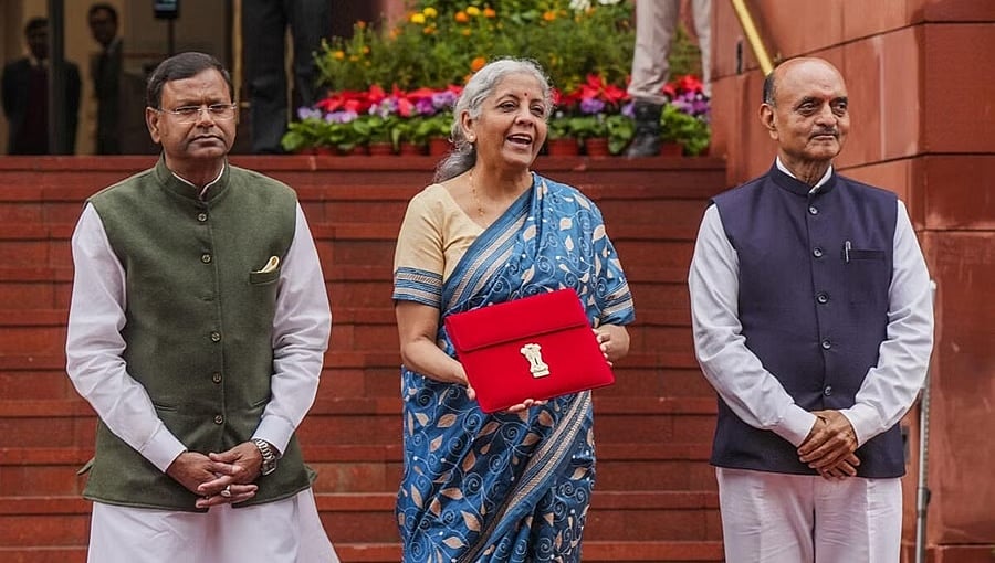 ಪ್ರತಿ ವರ್ಷ ಸುದ್ದಿಯಾಗುತ್ತದೆ ವಿತ್ತ ಸಚಿವೆ ಸೀರೆ: ಈ ಬಾರಿ ನೀಲಿ-ಕೆನೆ ಬಣ್ಣದ ಸೀರೆಯುಟ್ಟು ನಿರ್ಮಲಾ ಸೀತಾರಾಮನ್‌ ಬಜೆಟ್ ಮಂಡನೆ