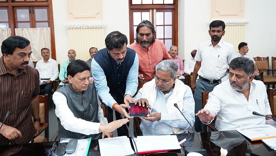 ಜಾತ್ಯತೀತರಾಗಿರಿ, ಸಂವಿಧಾನಕ್ಕೆ ಬದ್ಧರಾಗಿರಿ: ಅಧಿಕಾರಿಗಳಿಗೆ ಸಿಎಂ ಸಿದ್ದರಾಮಯ್ಯ ಖಡಕ್ ಸೂಚನೆ