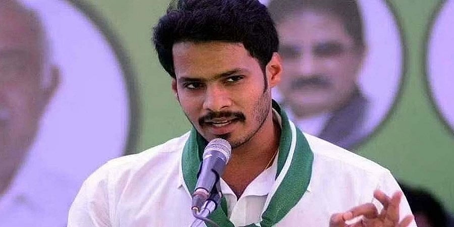 ನಾಲ್ಕೈದು ದಿನದಲ್ಲಿ ತಂದೆಗೆ ಶಸ್ತ್ರಚಿಕಿತ್ಸೆ; ನನ್ನ ಆಯಸ್ಸನ್ನು ಕುಮಾರಸ್ವಾಮಿಗೆ ಧಾರೆ ಎರೆಯುತ್ತೇನೆ: ನಿಖಿಲ್ ಭಾವುಕ