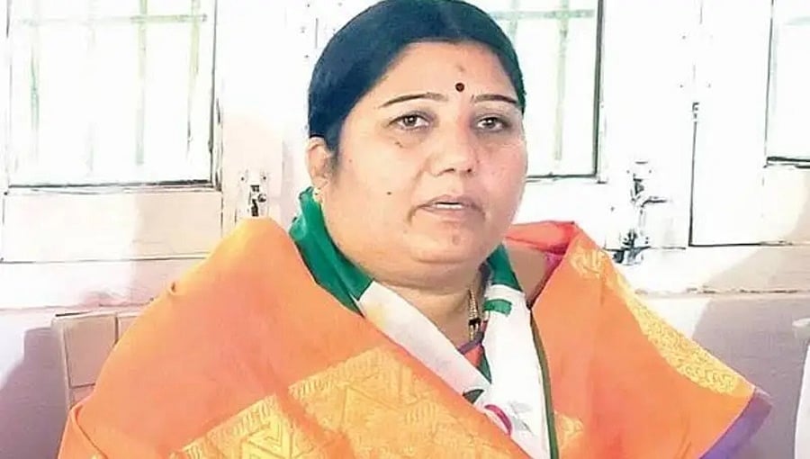ರಾಯಚೂರು: ಕರ್ತವ್ಯ ನಿರತ ಹೆಡ್ ಕಾನ್ಸ್ಟೆಬಲ್ ಮೇಲೆ ಜೆಡಿಎಸ್ ಶಾಸಕಿ ಕರೆಮ್ಮ ನಾಯಕ್ ಪುತ್ರನಿಂದ ಹಲ್ಲೆ
