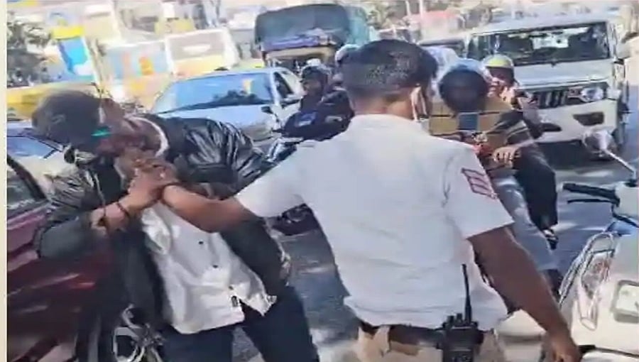 ಬೆಂಗಳೂರು: ನಂಬರ್ ಪ್ಲೇಟ್​ ಬಿಚ್ಚಿಕೊಡ್ತೀನಿ, ಎಷ್ಟು ಕೇಸ್ ಬೇಕಾದ್ರೂ ಹಾಕ್ಕೋ; ಟ್ರಾಫಿಕ್ ಪೊಲೀಸ್ ಕೈಕಚ್ಚಿ, ಹಾವಳಿ ನಡೆಸಿದ್ದ ಸವಾರನ ಬಂಧನ