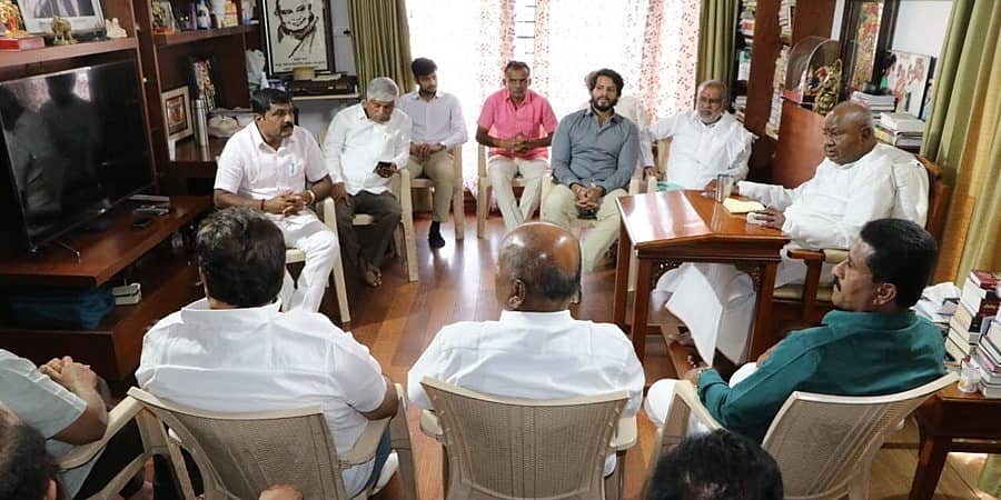 ಮಂಡ್ಯ ಲೋಕಸಭೆ ಟಿಕೆಟ್ ಜೆಡಿಎಸ್ ಗೆ ಫಿಕ್ಸ್?: ತೀವ್ರ ಕುತೂಹಲ ಮೂಡಿಸಿದ ದೇವೇಗೌಡರ ಮಹತ್ವದ ಸಭೆ