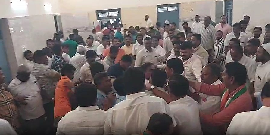 ಬ್ಯಾನರ್ ನಲ್ಲಿ ಫೋಟೋ ಹಾಕದ ವಿಚಾರ: ಕೋಲಾರ ಜಿಲ್ಲಾ ಕಾಂಗ್ರೆಸ್ ಕಚೇರಿಯಲ್ಲಿ ಕಾರ್ಯಕರ್ತರು-ಮುಖಂಡರ ಮಧ್ಯೆ ಮಾರಾಮಾರಿ