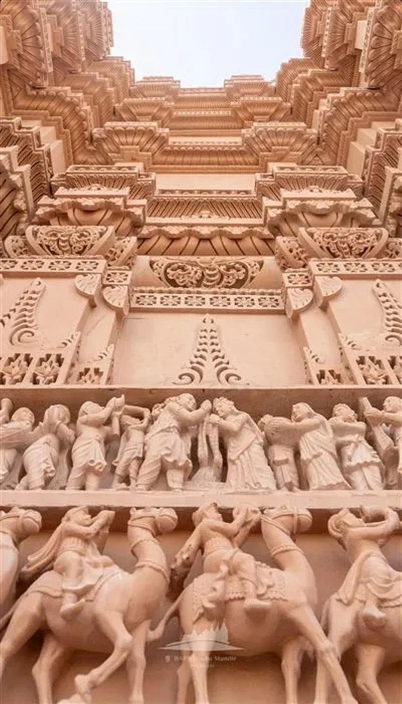 ಮಂದಿರವನ್ನು ನಿರ್ಮಿಸಲು ಇಟಲಿಯ ಅಮೃತಶಿಲೆಯನ್ನು ಬಳಸಲಾಗಿದೆ. ಇಂಗಾಲದ ಹೆಜ್ಜೆಗುರುತನ್ನು ಕಡಿಮೆ ಮಾಡಲು, ಅಡಿಪಾಯದ ಕಾಂಕ್ರೀಟ್ ಮಿಶ್ರಣದಲ್ಲಿ ಹಾರುಬೂದಿಯನ್ನು ಬಳಸಲಾಗಿದೆ. ಇದು ಸಂಪೂರ್ಣ ಡಿಜಿಟಲ್ ಮೋಡ್ಗೆ ಒಳಪಡುವ ಮೊದಲ ಹಿಂದೂ ಸಾಂಪ್ರದಾಯಿಕ ಮಂದಿರವಾಗಿದೆ.