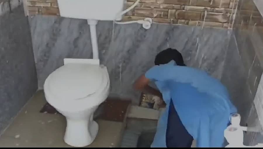 ಕೋಲಾರ: ಶಾಲೆ ಶೌಚಾಲಯ ಸ್ವಚ್ಛಗೊಳಿಸುತ್ತಿರುವ ವಿದ್ಯಾರ್ಥಿಯ ಮತ್ತೊಂದು ವಿಡಿಯೋ ವೈರಲ್!