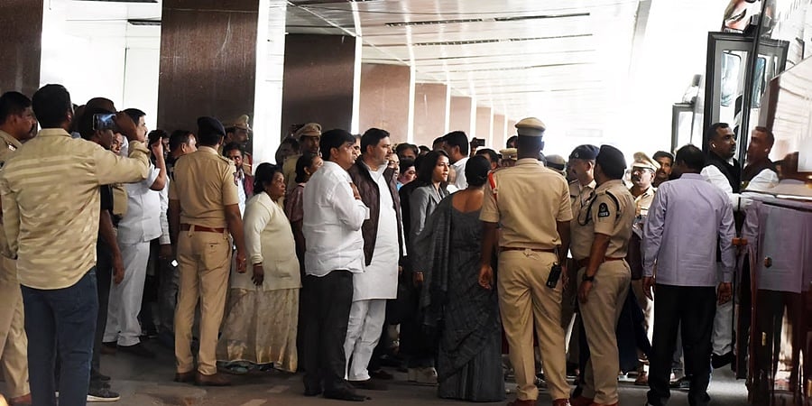 ನಾಳೆ ವಿಶ್ವಾಸ ಮತಯಾಚನೆ: ಜಾರ್ಖಂಡ್ ಶಾಸಕರು ಹೈದರಾಬಾದ್ನಿಂದ ರಾಂಚಿಗೆ ವಾಪಸ್