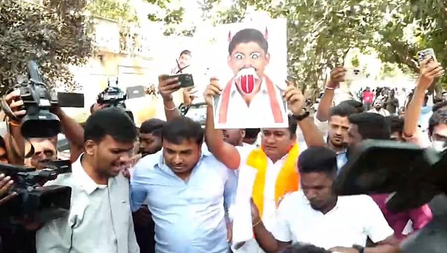 ‘ಪ್ರತ್ಯೇಕ ರಾಷ್ಟ್ರ’ ಹೇಳಿಕೆ: ಡಿಕೆ.ಸುರೇಶ್ ನಿವಾಸವನ್ನು ಮುತ್ತಿಗೆ ಹಾಕಿದ ಬಿಜೆಪಿ, ವಿರೋಧ ಬೆನ್ನಲ್ಲೇ ಯೂಟರ್ನ್ ಹೊಡೆದ ಸಂಸದ?