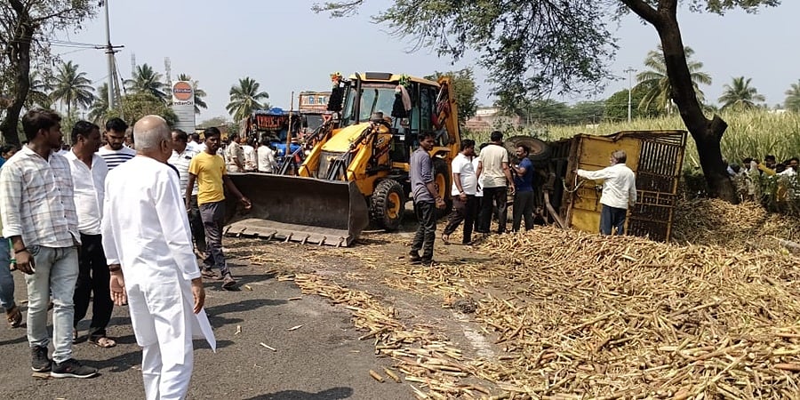 ಬೆಳಗಾವಿ: ಕಬ್ಬಿನ ಟ್ರ್ಯಾಕ್ಟರ್ ಟ್ರಾಲಿ ಪಲ್ಟಿ; ಮೂವರು ಕೃಷಿ ಕಾರ್ಮಿಕ ಮಹಿಳೆಯರು ಸಾವು