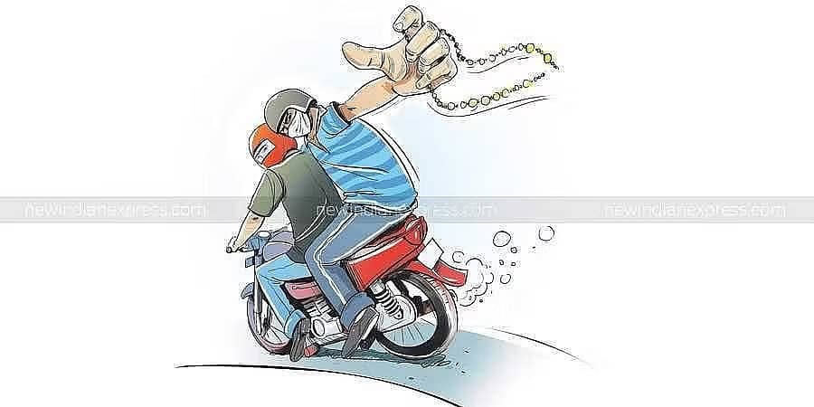 ನಗರದಲ್ಲಿ ಮತ್ತೆ ಸರಗಳ್ಳರ ಹಾವಳಿ: ದ್ವಿಚಕ್ರ ವಾಹನದಲ್ಲಿ ತೆರಳುತ್ತಿದ್ದ ಮಹಿಳೆಗೆ ಗುದ್ದಿ ಕೆಳಗೆ ಬೀಳಿಸಿದ ಕಳ್ಳರು, ಸರ ಕದ್ದು ಪರಾರಿ!
