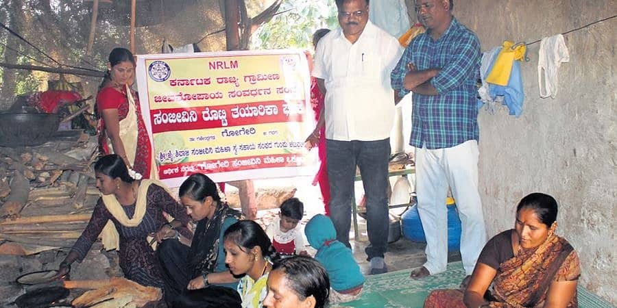 ರೊಟ್ಟಿ ತಯಾರಿಕೆ ಮೂಲಕ ಸ್ವಾವಲಂಬಿ ಬದುಕು ಕಟ್ಟಿಕೊಂಡ ಗಜೇಂದ್ರಗಢ ಮಹಿಳೆಯರು!