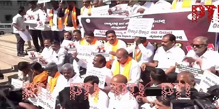 ಬೆಂಗಳೂರು: ಕಾಂಗ್ರೆಸ್ ಸರ್ಕಾರದ ವಿರುದ್ಧ ಗಾಂಧಿ ಪ್ರತಿಮೆ ಬಳಿ ಬಿಜೆಪಿ ಪ್ರತಿಭಟನೆ