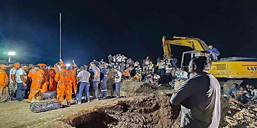 ಜಾಮ್ ನಗರ: ಕೊಳವೆ ಬಾವಿಗೆ ಬಿದಿದ್ದ ಎರಡು ವರ್ಷದ ಬಾಲಕನ ರಕ್ಷಣೆ