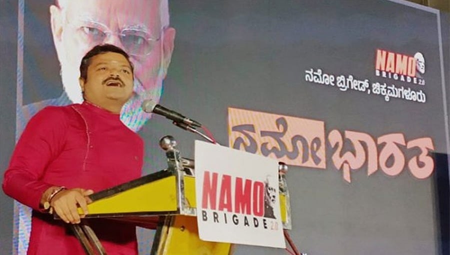 ಚಕ್ರವರ್ತಿ ಸೂಲಿಬೆಲೆ ಭಾಷಣದ ವೇಳೆ ಕಪ್ಪು ಬಾವುಟ ಪ್ರದರ್ಶಿಸಿದ ಕಾಂಗ್ರೆಸ್ ಕಾರ್ಯಕರ್ತರು, ಕಲ್ಲು ತೂರಾಟ!
