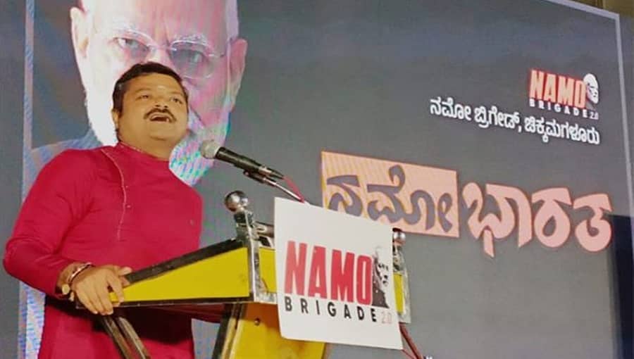 ಚಕ್ರವರ್ತಿ ಸೂಲಿಬೆಲೆ ಭಾಷಣದ ವೇಳೆ ಕಪ್ಪು ಬಾವುಟ ಪ್ರದರ್ಶಿಸಿದ ಕಾಂಗ್ರೆಸ್ ಕಾರ್ಯಕರ್ತರು, ಕಲ್ಲು ತೂರಾಟ!