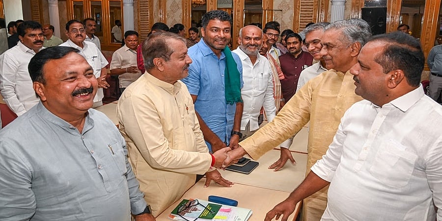 ಸಾರ್ವಜನಿಕರಿಗೆ ಪಾಸ್ ನೀಡುವಾಗ ಎಚ್ಚರಿಕೆ ವಹಿಸಿ: ಹೊಸ ಶಾಸಕರಿಗೆ ಬಸವರಾಜ ಹೊರಟ್ಟಿ ಸಲಹೆ