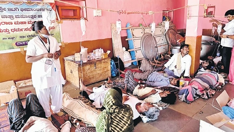 ಕೊಪ್ಪಳ: ಗ್ರಾಮಸ್ಥರಿಗೆಲ್ಲಾ ಸಾಂಕ್ರಾಮಿಕ ಜ್ವರ, ಆಸ್ಪತ್ರೆ ವಾರ್ಡ್ ಆಗಿ ಬದಲಾದ ದೇವಾಲಯ!
