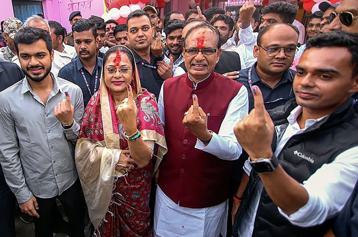<strong>ಮತದಾನದ ನಂತರ ಮುಖ್ಯಮಂತ್ರಿ ಶಿವರಾಜ್‌ ಸಿಂಗ್ ಚೌಹಾಣ್ ಮತ್ತು ಕುಟುಂಬಸ್ಥರು</strong>