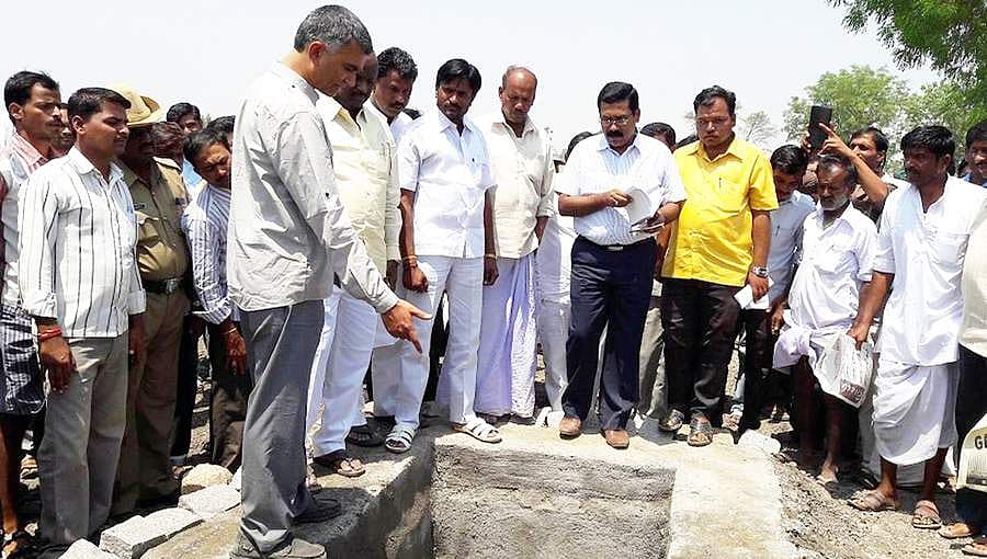 ಕೃಷಿ ಹೊಂಡಗಳ ಪರಿಶೀಲನೆಯಲ್ಲಿ ಅಂದಿನ ಸಚಿವ ಕೃಷ್ಣ ಬೈರೇಗೌಡ