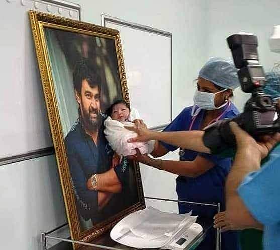 ಮೇಘನಾ ಹೆರಿಗೆಯಾದ ಆಸ್ಪತ್ರೆ ವಾರ್ಡ್ ನಲ್ಲಿ ಮಗುವನ್ನು ಚಿರು ಸರ್ಜಾ ಫೋಟೋ ಮುಂದೆ ಹಿಡಿದಿರುವ ದಾದಿಯರು