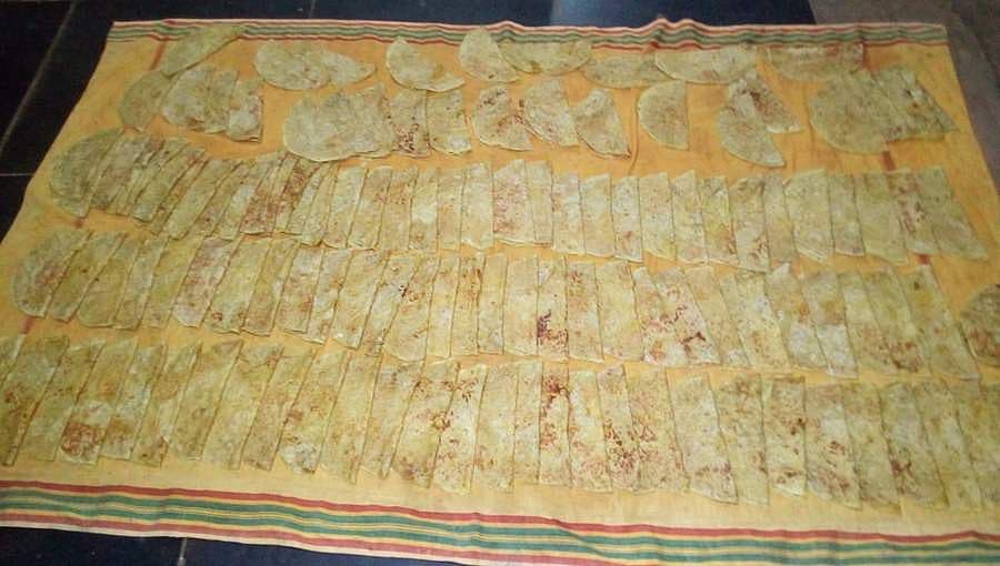 ಮಾರಾಟಕ್ಕೆ ಸಿದ್ದವಾಗಿರುವ ಹೋಳಿಗೆ