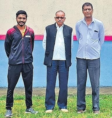 ಸೋಮೇಶ್ವರ ಯುವಕ ಸಂಘದ ಕಾರ್ಯದರ್ಶಿ ಲಕ್ಷ್ಮಿಕಾಂತ, ಗ್ರಾಮ ಸಮಿತಿ ಸಲಹೆಗಾರ ಕೆ.ಟಿ.ಜೋಯಪ್ಪ ಮತ್ತು ಗ್ರಾಮ ಸಮಿತಿ ಅಧ್ಯಕ್ಷ ಮೋಹನ್ ಎಂ.ಡಿ