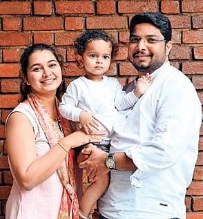 <strong>ತಮ್ಮ ಮಗನೊಂದಿಗೆ ಮಹೇಶ್ ಜಾಧವ್ ದಂಪತಿ</strong>