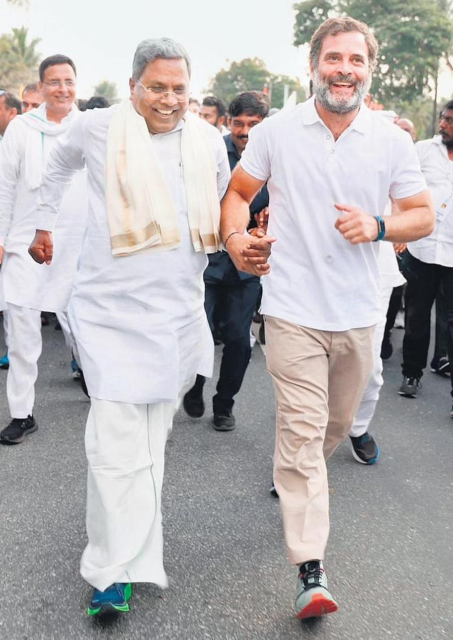 <strong>ಕಾಂಗ್ರೆಸ್ ನಾಯಕ ಸಿದ್ದರಾಮಯ್ಯ ಮತ್ತು ರಾಹುಲ್ ಗಾಂಧಿ ಭಾರತ್ ಜೋಡೋ ಯಾತ್ರೆಯಲ್ಲಿ ಖುಷಿಯಿಂದ ಹೆಜ್ಜೆ ಹಾಕಿದ ದೃಶ್ಯ</strong>