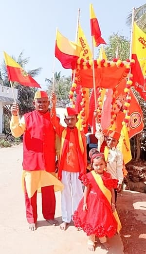 <strong>ಮಕ್ಕಳೊಂದಿಗೆ ಮಲ್ಲಿಕಾರ್ಜುನ ಖಂಡೆಮ್ಮನವರ್</strong>