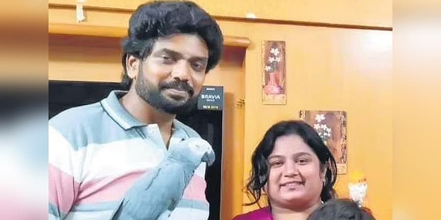<strong>ಗ್ರೇ ಆಫ್ರಿಕನ್ ಗಿಳಿ ರುಸ್ತುಮ್ ಜೊತೆ ಅರ್ಜುನ್ ಕುಟುಂಬ</strong>